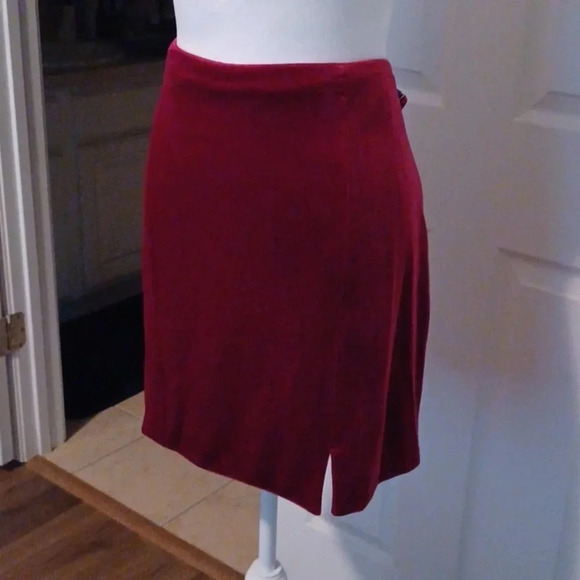 💙🐾Deep cherry velvet mini skirt with a slit - Picture 4 of 14